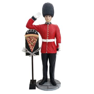 britischer Wächter mit PizzaTafel lebensgroß