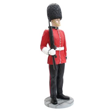 Britischer Wächter mit Waffe lebensgroß