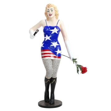Marilyn in amerikanischem Kleid mit Rose und Mikro lebensgroß