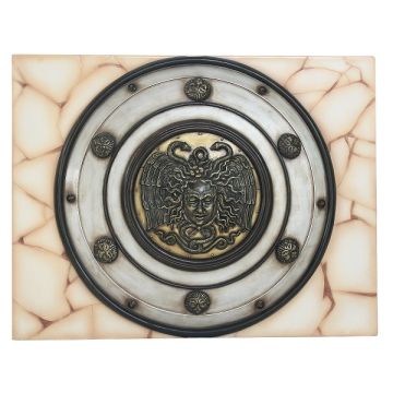 Antikes Mittelalterliches Schild mit Medusa Weiß Gold auf Mosaik lebensgroß
