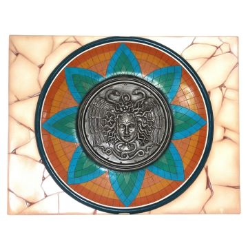 Antikes Mittelalterliches Schild mit Medusa Orange Blau Grün auf lebensgroß