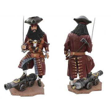 Pirat Blackbeard auf Kanone lebensgroß