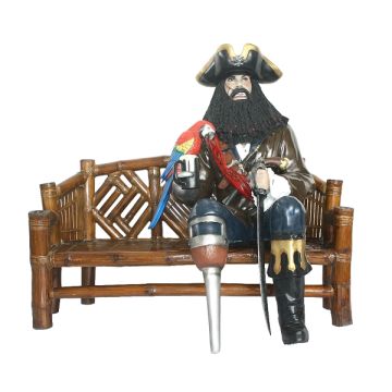 Pirat Blackbeard mit Papagei auf Bambusbank lebensgroß
