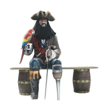 Pirat Blackbeard mit Papagei auf Weinfassbank lebensgroß
