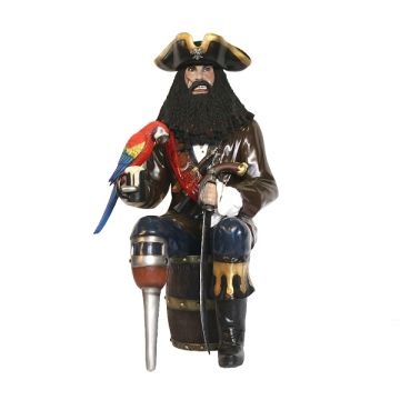 Pirat Blackbeard mit Papagei auf Weinfass lebensgroß
