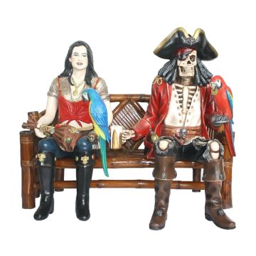Piratenfrau und Piratenskelett auf Bank lebensgroß