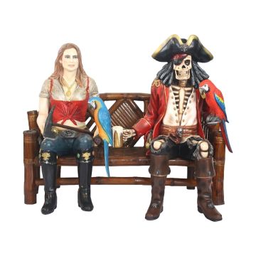 Blonde Piratenfrau und Piratenskelett auf Bank lebensgroß