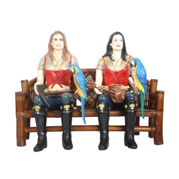 Piratenfrauen auf Bambusbank lebensgroß