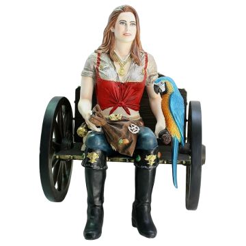 Blonde Piratenfrau auf Wagenbank lebensgroß