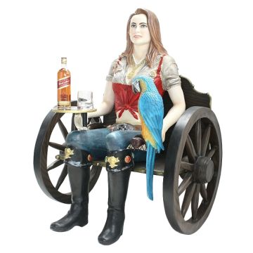 Blonde Piratenfrau auf Wagenbank mit Tablett lebensgroß
