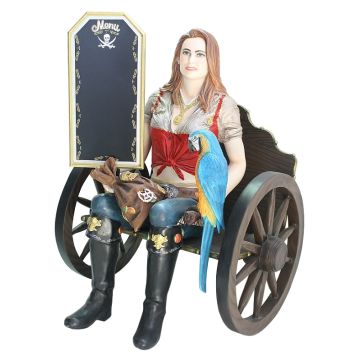 Blonde Piratenfrau auf Wagenbank mit Angebotsschild lebensgroß