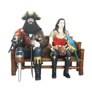 Pirat Blackbeard und Piratenfrau auf Bambusbank lebensgroß