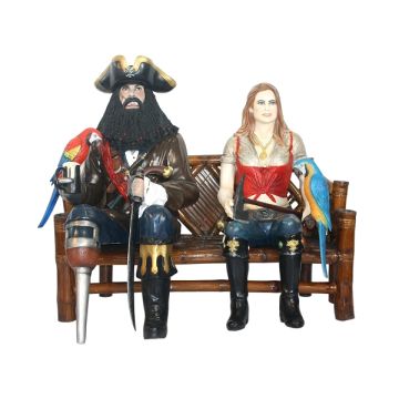 Pirat Blackbeard und blonde Piratenfrau auf Bambusbank lebensgroß