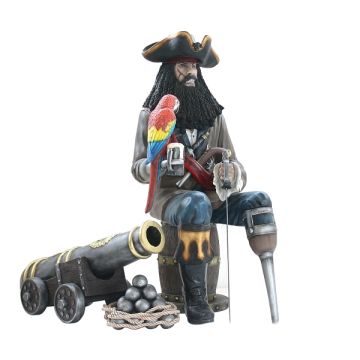Pirat Blackbeard auf Weinfass mit Kanone lebensgroß