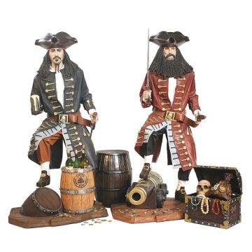 Piraten mit Weinfässern, Kanone und Schatztruhe lebensgroß