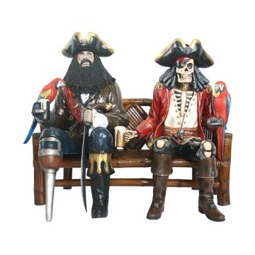 Pirat Blackbeard und Piratenskelett auf Bambusbank lebensgroß