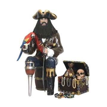 Pirat Blackbeard auf Weinfass mit Schatztruhe lebensgroß
