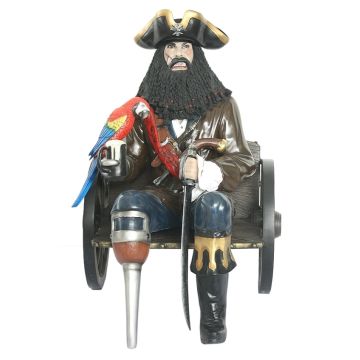Pirat Blackbeard auf Wagenbank lebensgroß