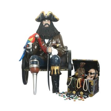 Pirat Blackbeard auf Wagenbank mit Schatztruhe lebensgroß