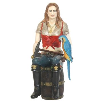 Blonde Piratenfrau auf Weinfass lebensgroß