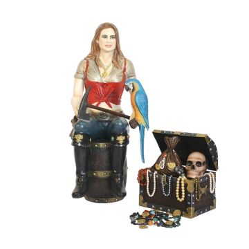 Blonde Piratenfrau auf Weinfass mit Schatztruhe lebensgroß