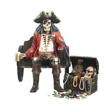 Piratenskelett auf Wagenbank mit Schatztruhe lebensgroß