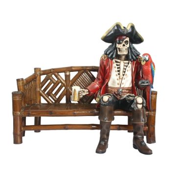 Piratenskelett auf Bambusbank lebensgroß
