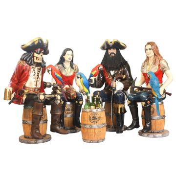 Piraten auf Weinfässern mit Weinhalterung lebensgroß