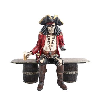 Piratenskelett auf Weinfassbank lebensgroß