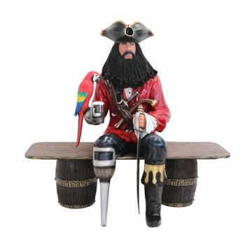 Pirat Blackbeard auf Weinfassbank lebensgroß