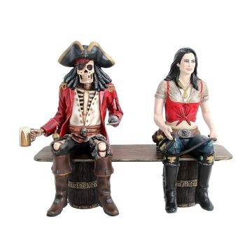 Piratenskelett und Piratenfrau auf Weinfassbank lebensgroß