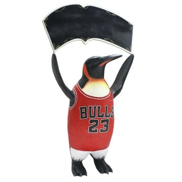 Basketball Pinguin mit Angebotsschild lebensgroß