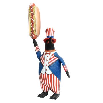 Pinguin amerika mit Hotdog lebensgroß