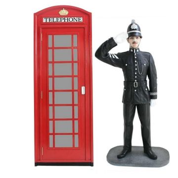 Telefonzelle und britischer Polizist mit Helm Salutierend lebensgroß