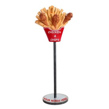 Hühnchen und Pommes auf Ständer vergrößert