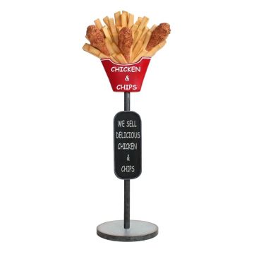 Hühnchen und Pommes auf Ständer mit Angebotsschild vergrößert