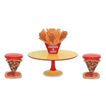Hühnchen und Pommes Tisch groß mit Pizzahockern vergrößert