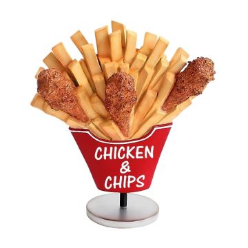 Hühnchen und Pommes auf kleinem Ständer vergrößert