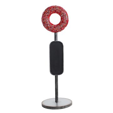 Donut rot auf Ständer mit Angebotsschild vergrößert