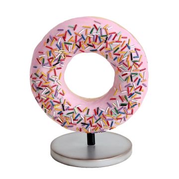 Donut rosa auf kleinem Ständer vergrößert