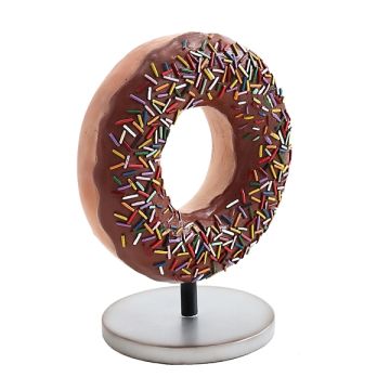 Donut braun auf kleinem Ständer vergrößert