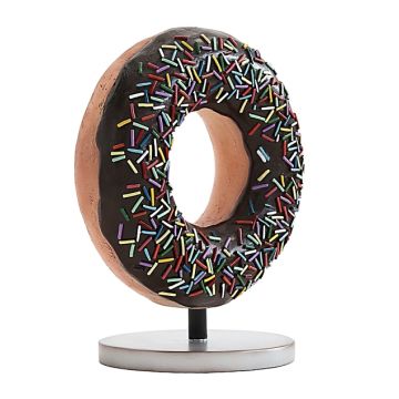 Donut dunkelbraun auf kleinem Ständer vergrößert