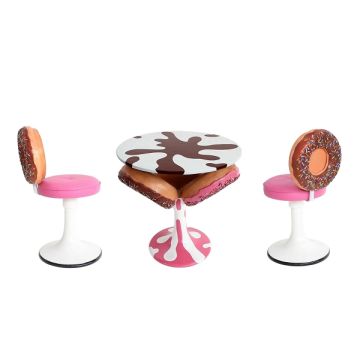 Eiscremetisch mit Donuts und Donutstühle vergrößert