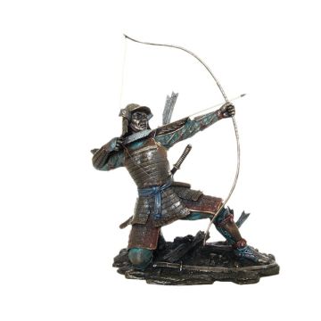 Samurai mit Bogen lebensgroß