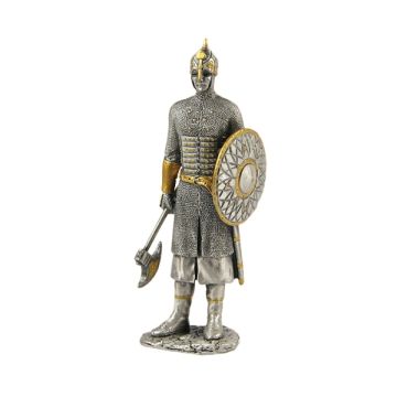 Ritter Silber und Gold mit großer Axt und Schild lebensgroß