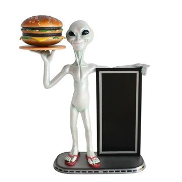 Alien mit Burger auf Tablett und Angebotstafel 1 lebensgroß