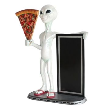 Alien mit Pizzastück und Angebotstafel lebensgroß