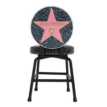 Hollywoodstuhl mit schwarzem Polster lebensgroß