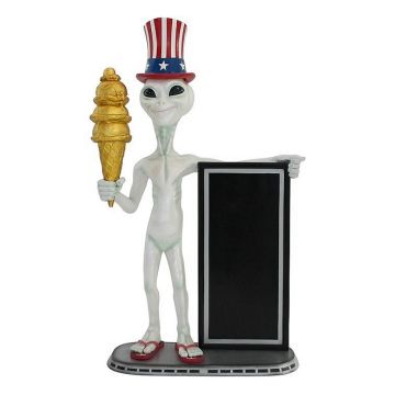Alien mit Amerikahut, Angebotstafel und goldenem Eis lebensgroß