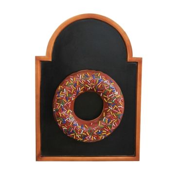 Donut braun auf Angebotstafel vergrößert